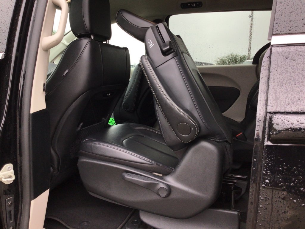 Used 2024 Chrysler Pacifica Limited FWD image 35
