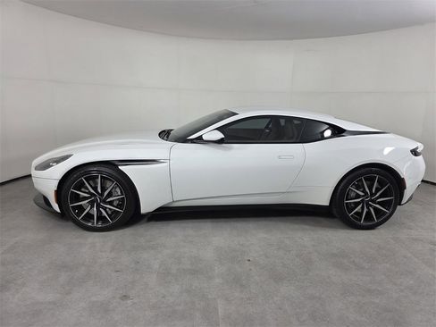Used 2023 Aston Martin DB11 Coupe image 7