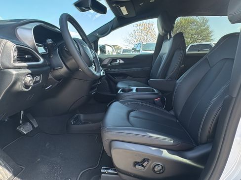 New 2026 Chrysler Pacifica Select image 9