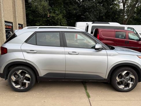 Used 2022 Hyundai Venue SEL FWD image 8