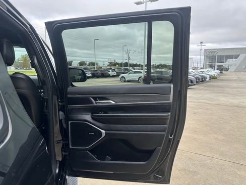 Used 2023 Jeep Wagoneer L Series II image 29