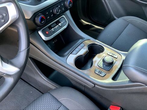 Used 2022 GMC Acadia SLE w/ Driver Convenience Package image 17