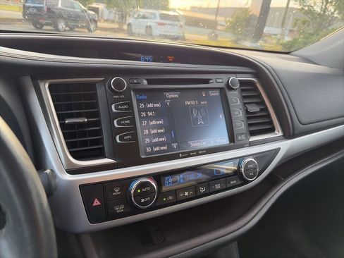 Used 2019 Toyota Highlander XLE image 8