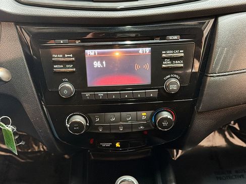 Used 2017 Nissan Rogue S AWD/4WD image 19