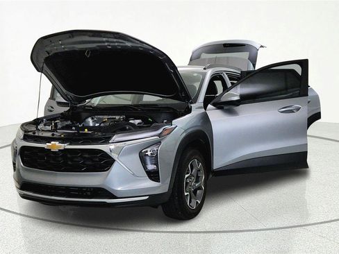 Used 2025 Chevrolet Trax LT w/ Driver Confidence Package FWD image 33
