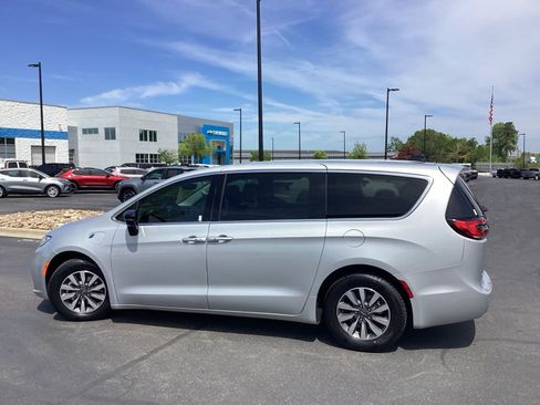 Used 2024 Chrysler Pacifica Limited FWD image 6
