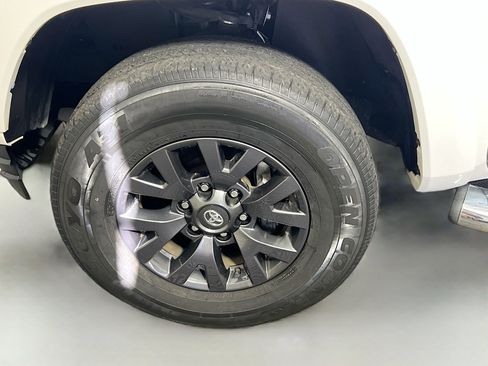 Used 2022 Toyota Tacoma SR5 w/ Technology Package image 13