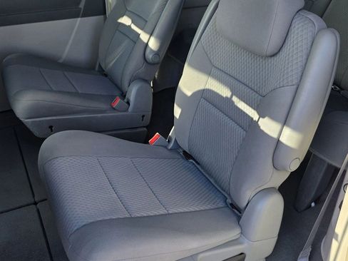 Used 2009 Chrysler Town & Country Touring FWD image 11