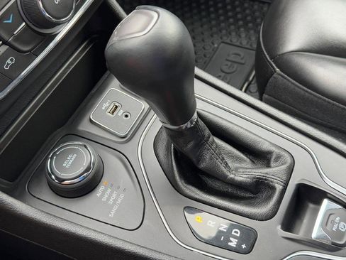 Used 2019 Jeep Cherokee Latitude Plus w/ Cold Weather Group AWD/4WD image 19