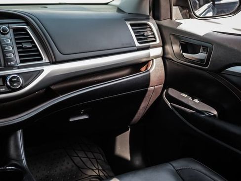 Used 2019 Toyota Highlander XLE AWD/4WD image 27