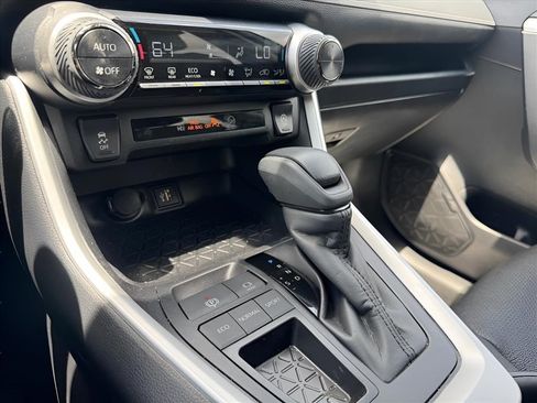 Used 2025 Toyota RAV4 XLE FWD image 23