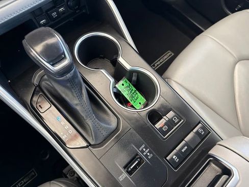 Used 2021 Toyota Highlander XLE FWD image 21