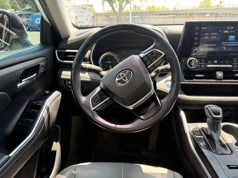 Used 2022 Toyota Highlander Bronze Edition AWD/4WD image 6