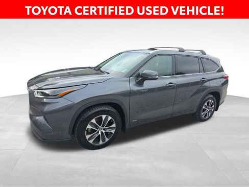 Certified 2021 Toyota Highlander XLE AWD/4WD image 1