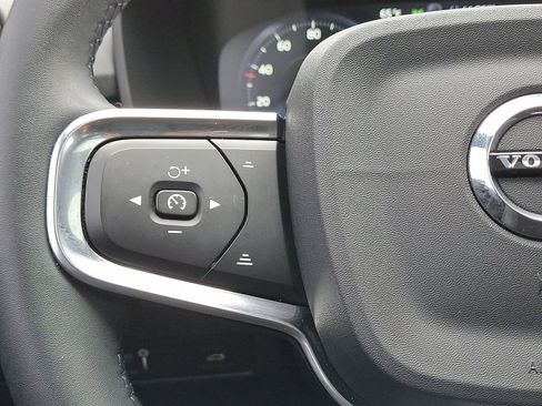 Used 2022 Volvo XC40 T5 R-Design w/ Advanced Package image 22