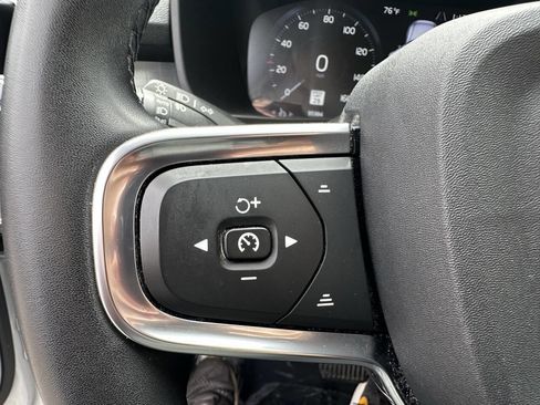 Used 2022 Volvo XC40 T5 Momentum AWD/4WD image 3