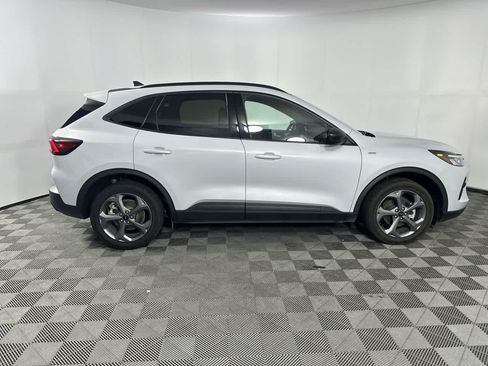 Used 2025 Ford Escape ST-Line FWD image 2