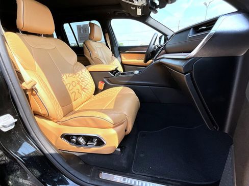 Used 2022 Jeep Grand Cherokee Summit w/ Luxury Tech Group V image 15