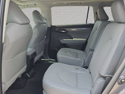 Used 2023 Toyota Highlander Platinum FWD image 16