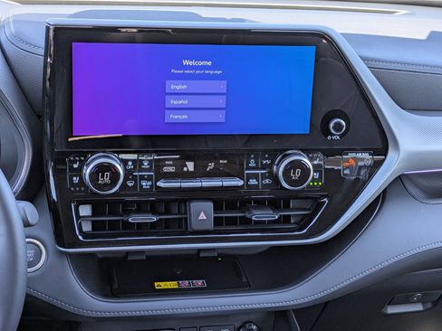 New 2025 Toyota Highlander Platinum image 12