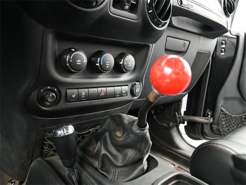 Used 2012 Jeep Wrangler Unlimited Sahara image 20