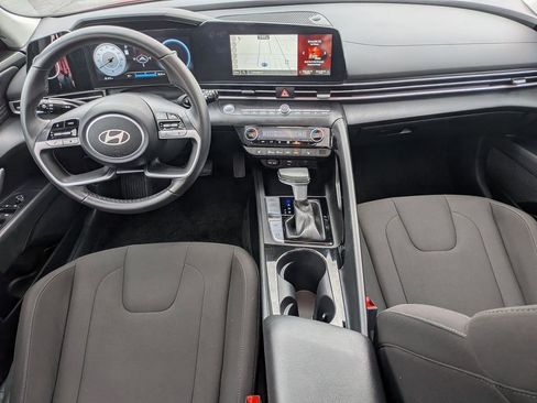 Used 2025 Hyundai Elantra SEL image 21