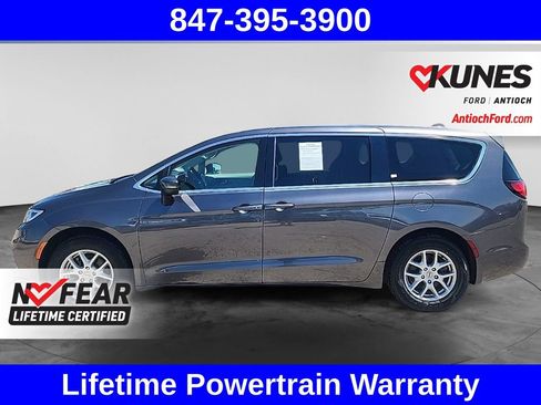 Used 2023 Chrysler Pacifica Touring-L FWD image 7