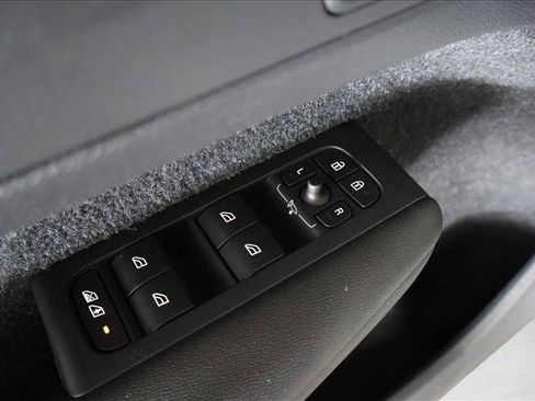 Used 2021 Volvo XC40 T5 R-Design image 12