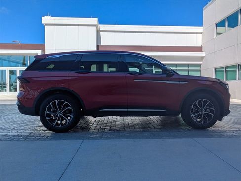 Used 2025 Lincoln Nautilus Premier image 3