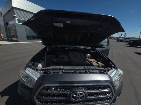Used 2017 Toyota Tacoma TRD Off-Road AWD/4WD image 11