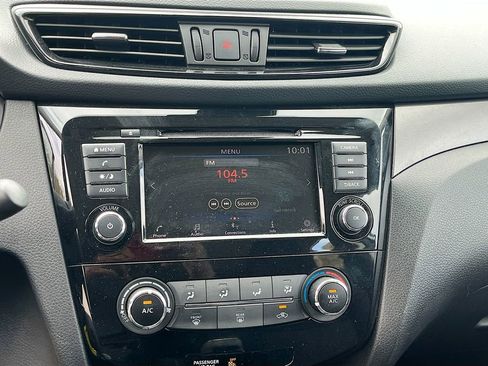 Used 2020 Nissan Rogue Sport S image 14