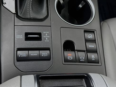 Used 2023 Toyota Highlander XLE image 19