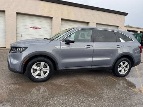 Used 2023 Kia Sorento LX FWD image 3