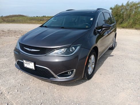 Used 2017 Chrysler Pacifica Touring-L FWD image 5