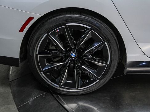 Used 2025 BMW i7 xDrive60 image 8