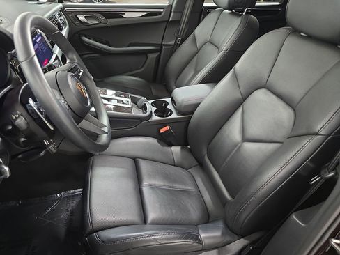 Certified 2025 Porsche Macan image 5
