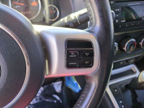 Used 2017 Jeep Compass Latitude FWD image 18