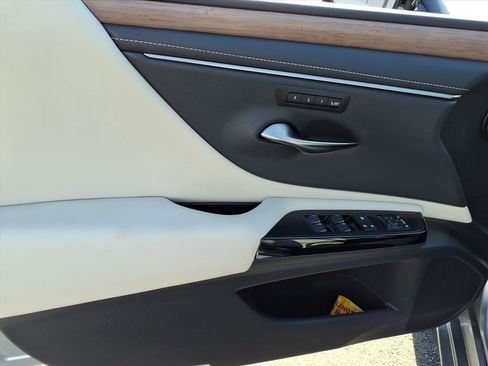 Used 2025 Lexus ES 300h w/ Premium Package image 10