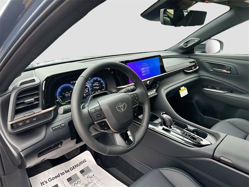 New 2025 Toyota Crown Signia image 9