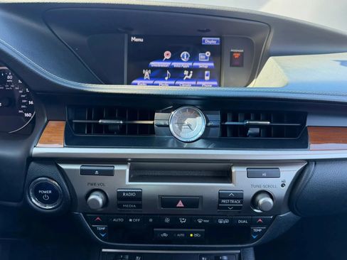 Used 2014 Lexus ES 300h w/ Premium Package w/Bamboo Trim FWD image 13