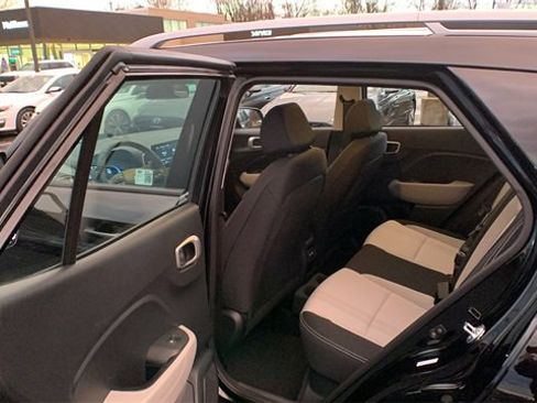 Certified 2025 Hyundai Venue SEL image 19