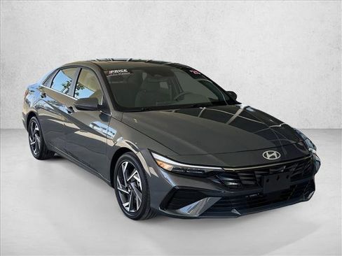 Used 2025 Hyundai Elantra SEL FWD image 5