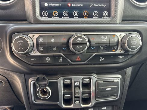 Used 2018 Jeep Wrangler Unlimited Sahara AWD/4WD image 19