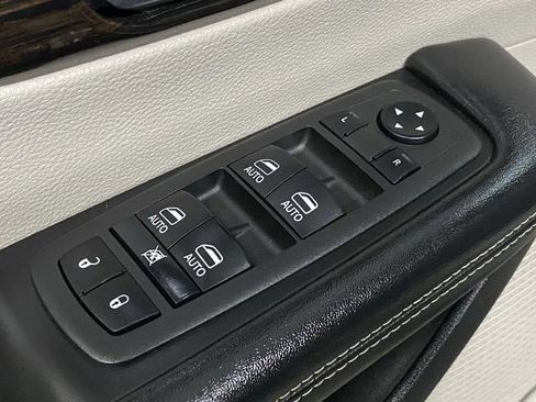 Used 2022 Chrysler Pacifica Limited FWD image 32