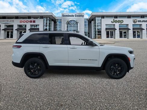 New 2026 Jeep Grand Cherokee Altitude AWD/4WD image 9