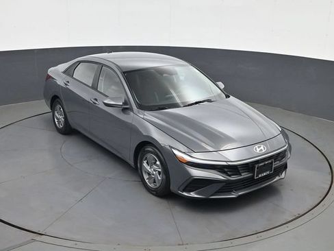 Used 2024 Hyundai Elantra SE FWD image 27