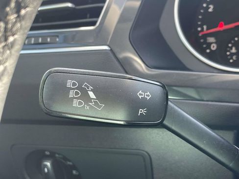 Used 2018 Volkswagen Tiguan SE w/ Panoramic Sunroof Package FWD image 20
