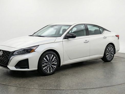 Used 2025 Nissan Altima 2.5 SV FWD image 3
