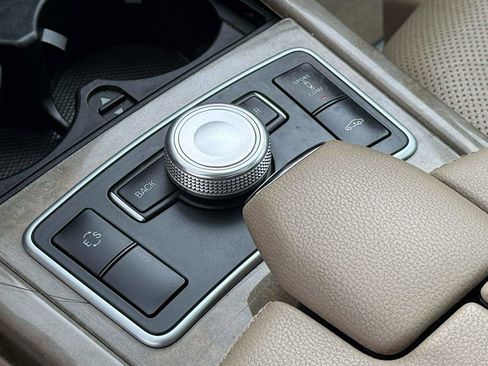 Used 2011 Mercedes-Benz E 550 Sedan image 44