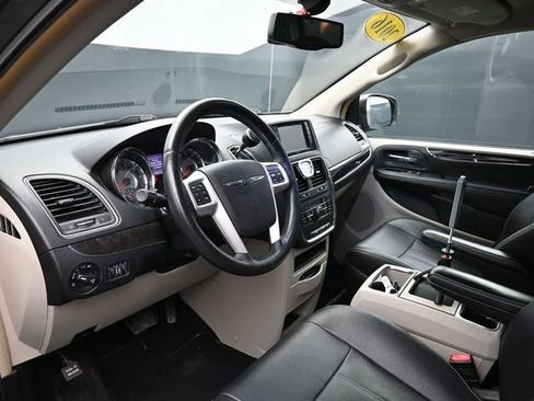 Used 2016 Chrysler Town & Country Touring-L w/ Driver Convenience Group image 12